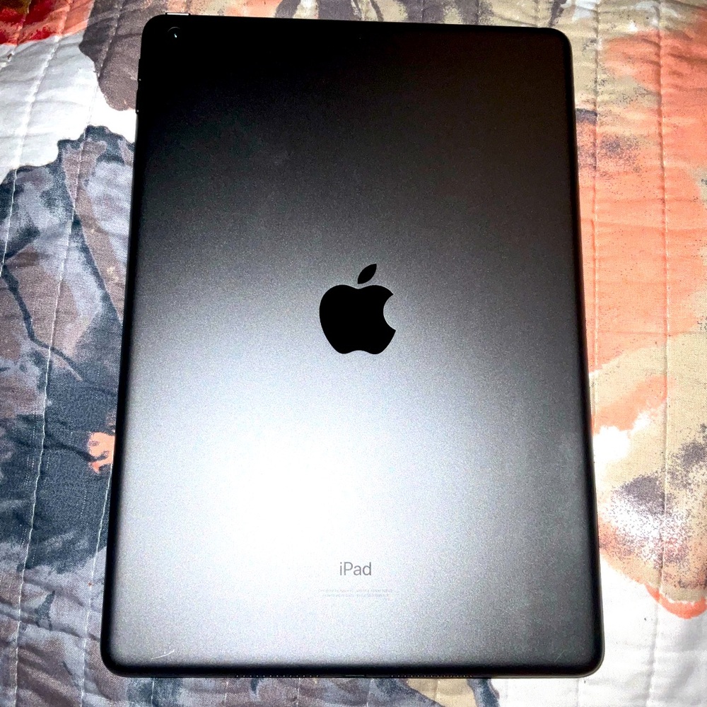 iPad 9th Gen 10.2 in used only a few times like new condition Easily plays games